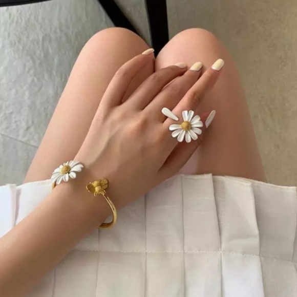 White Daisy Enamel Petal Adjustable Gold Ring - Picture 3 of 9